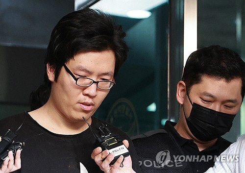 '신림동 등산로 성폭행 살인 사건' 피의자 최윤종 이 25일 오전 서울 관악경찰서에서 검찰로 송치되고 있다. [연합뉴스]